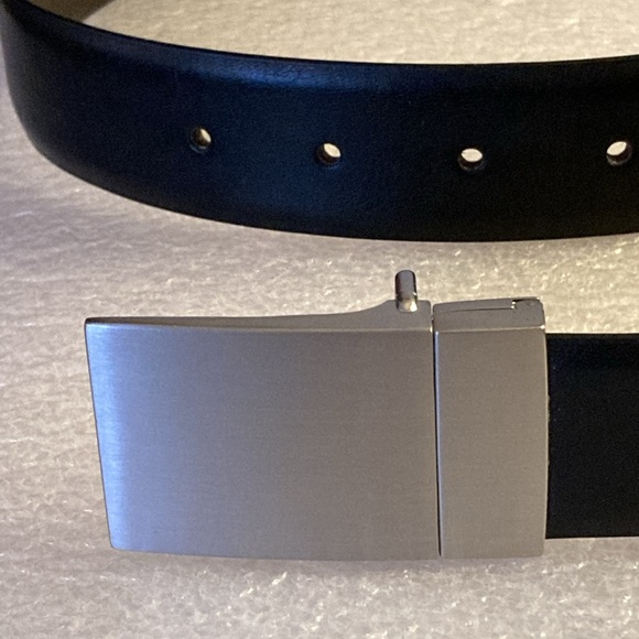 Banana Republic 38" Inch Men’s Black Leather Reversible Belt & Silvertone Buckle - Picture 6 of 10